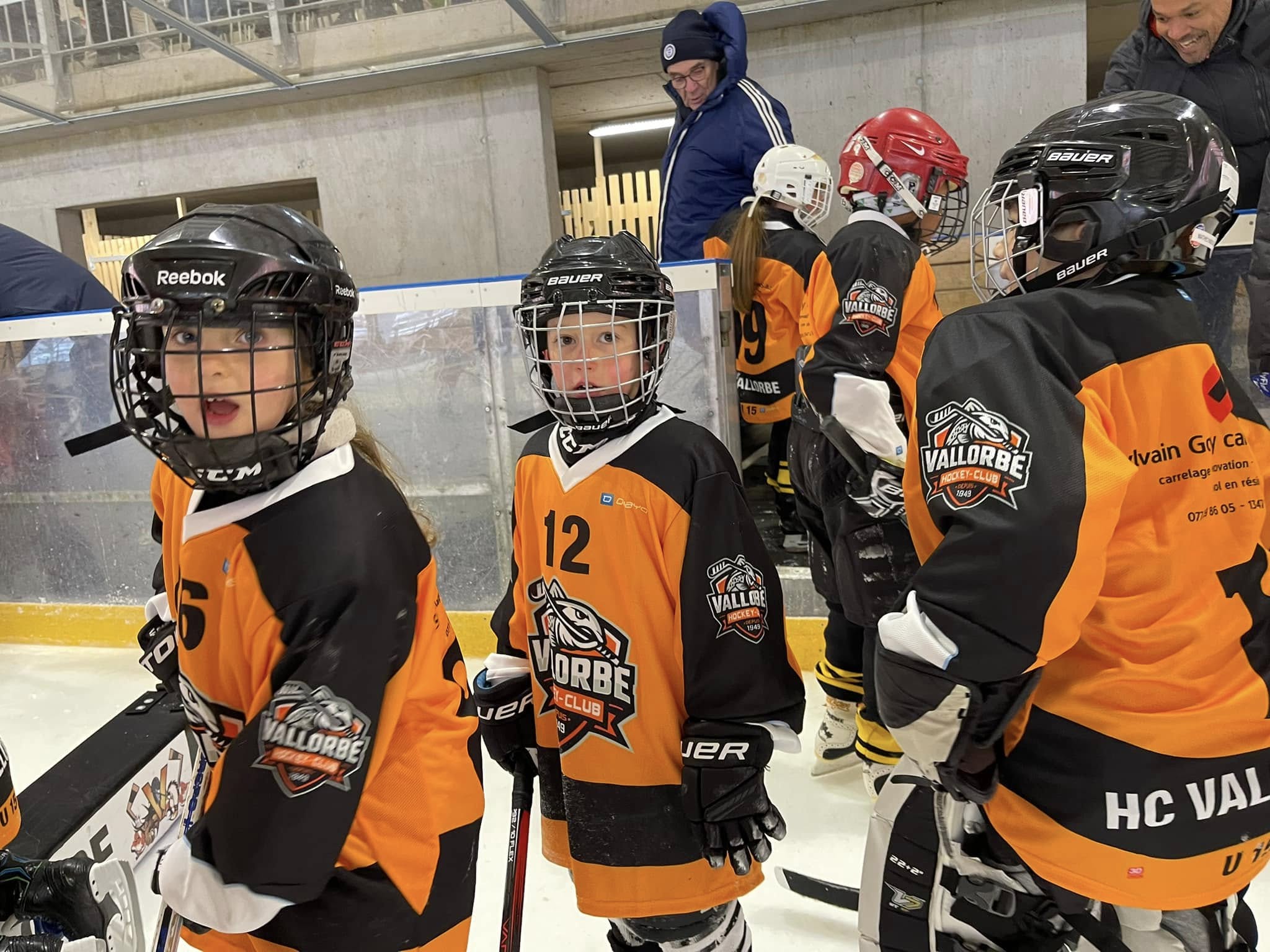 Jeunes joueuses et joueurs sur la glace à Vallorbe